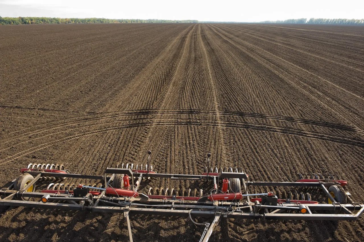 Вениамин Кондратьев Кубанские аграрии из пострадавших от засухи районов получат компенсации за покупку семян Такой вопрос во время Прямой линии губернатора Краснодарского края поднял житель станицы Ленинградской Благодарен представителям агропромышленного комплекса всем кто работает на селе Неважно занимаются они растениеводством или животноводством это самоотверженный труд Наши селяне собрали достойный урожай несмотря на засуху Поэтому мы максимально поможем нашим аграриям Необходимо компенсировать им часть понесенных затрат на приобретение семян в текущем году при посеве осенних зерновых культур сказал Вениамин Кондратьев Читайте нас в MAX