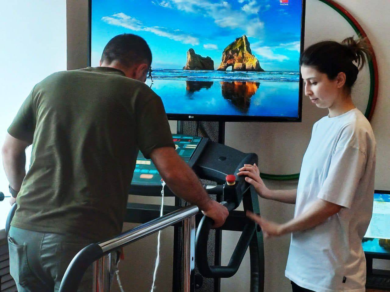 Поддержка участников специальной военной операции и их близких остаётся для нас приоритетом В 2025 году реабилитацию в республиканских санаториях прошли почти 150 человек Для каждого пациента подбирается индивидуальный курс лечения Массаж лечебная физкультура минеральные ванны консультации опытных психологов это и многое другое доступно для наших ребят и членов их семей Чтобы пройти бесплатную реабилитацию необходимо обратиться в центры социального обслуживания которые работают в республике или в филиал Фонда Защитники Отечества Делаем всё возможное чтобы наши ребята и их близкие чувствовали заботу и внимание каждый день Подписывайтесь на мой канал в МАХ