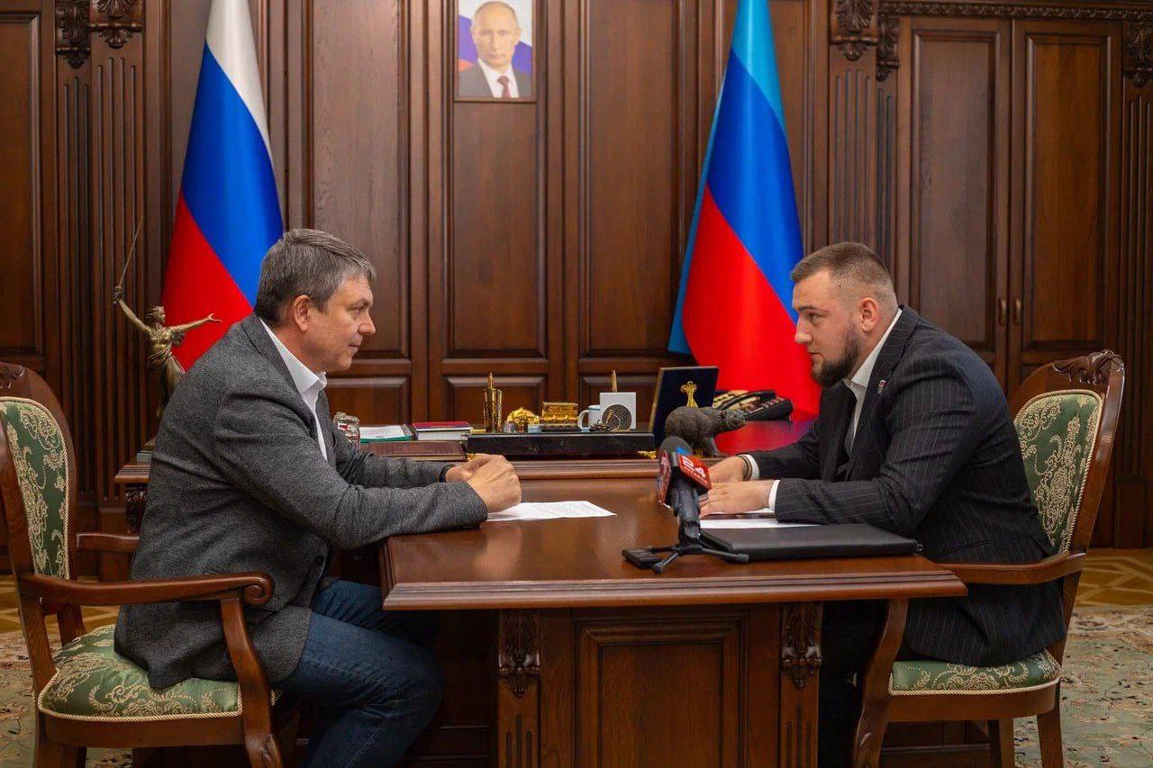 Накануне Дня молодежи обсудил с министром молодежной политики региона Михаилом Голубовичем основные направления работы по формированию у молодых жителей республики активной жизненной позиции. Беседа получилась очень содержательной. Михаил Артёмович рассказал, как у нас реализуется национальный проект «Молодежь и дети», а также программа Росмолодежи «Регион для молодых». В республике появляются новые молодежные центры – современные специально оборудованные пространства, где любой может найти себе занятие по душе и развивать таланты. Десятки форумов, фестивалей, обучающих семинаров направлены на то, чтобы привить нашей молодежи верность традиционным для России духовно-нравственным ценностям. Около 300 юношей и девушек Луганщины в этом году принимают участие во всероссийской форумной кампании. В рамках конкурса молодежных проектов Росмолодежи привлечено более 13,5 млн рублей на воплощение в жизнь социально значимых инициатив в различных сферах – от экологии до помощи инвалидам и воспитания гражданской идентичности. Для поддержки добровольческого движения действуют пять Добро.Центров в Луганске, Стаханове, Алчевске и Свердловске. А скоро они откроются в Белокуракино, Краснодоне, Старобельске и Ровеньках. Акцентировал внимание министра на поддержке молодых работников наших предприятий и важности популяризации рабочих профессий в молодежной среде. Нужно показать на конкретных примерах тех, кто уже трудится на производстве, что быть рабочим – это перспективно, интересно и почетно. Поэтому поддержал инициативу провести в этом году в Луганске Форум рабочей молодежи.
