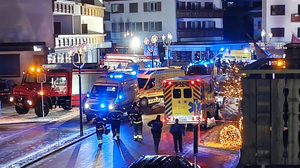 Более 40 погибших в пожаре на новогодней вечеринке в Швейцарии В ночь на 1 января 2026 года в баре Le Constellation на горнолыжном курорте Кран Монтана кантон Вале во время празднования Нового года вспыхнул пожар и прогремел взрыв неизвестного происхождения В подвальном помещении находилось более 100 человек по оценкам полиции и СМИ Blick RhoneFM погибли более 40 человек десятки получили тяжёлые ожоги и травмы Пиротехника концерта считается возможной причиной Спасательная операция с вертолётами и скорыми продолжается пожар локализован