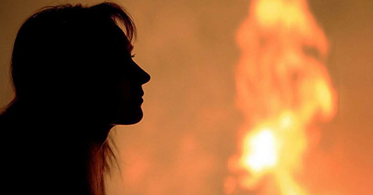 Обиженная сахалинка подожгла торговый центр ущерб составил 1 миллион рублей В Южно Сахалинске возбуждено уголовное дело против 43 летней женщины и её 45 летнего сожителя Они подозреваются в умышленном поджоге торгового центра что повлекло причинение ущерба на 1 миллион рублей Об этом сообщили в островной полиции Ранее мы писали что уволенная из магазина женщина обиделась и решила отомстить работодателю Вместе с сообщником они проникли в здание торгового центра через подвал сломали видеорегистратор и украли продукты и деньги на 40 тысяч рублей Чтобы скрыть улики злоумышленники разлили по помещению спиртные напитки в том числе в кассовый аппарат и подожгли его Полиция быстро задержала подозреваемых которые уже признали вину Оба ранее судимы Расследование продолжается   Подписаться на нас Telegram I MAX Прислать нам новость Sakhonlinebot