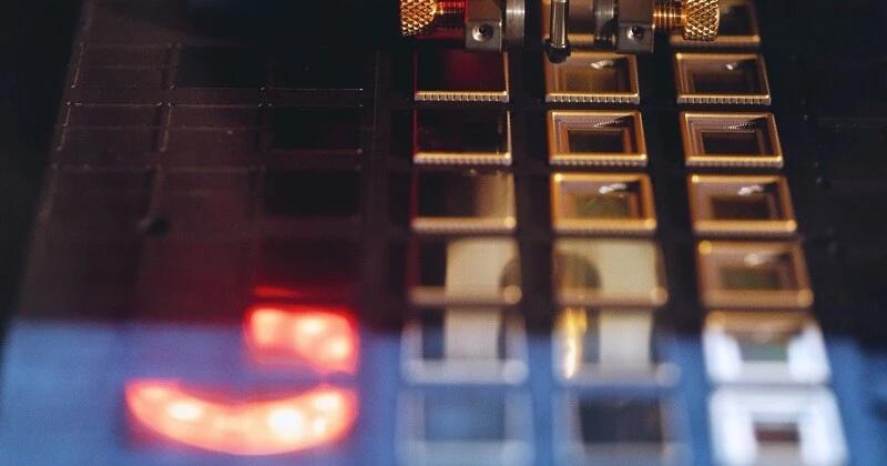 Минпромторг совместно с Правительством принял новый план развития микроэлектроники в стране Для этого будет создана Объединенная микроэлектронная компания в развитие которой до 2030 г вложат 1 трлн руб 250 млрд придется на инвестиции Сбербанка Общая сумма пойдет на строительство заводов и подготовку необходимой инфраструктуры Деньги пойдут на подготовку кадров развитие инфраструктуры химия материалы оборудование и создание микроэлектронного производства полного цикла Оно будет включать завод по производству чипов по топологии 28 нм и ниже Часть средств будет направлена на развитие производственных площадок НМ Теха в Зеленограде микроэлектронного гиганта возглавит известный в ИТ отрасли бизнесмен Денис Фролов один из крупнейших ИТ миллиардеров в России владеет разработчиком чипов Байкал электроникс и ИТ группой Астра