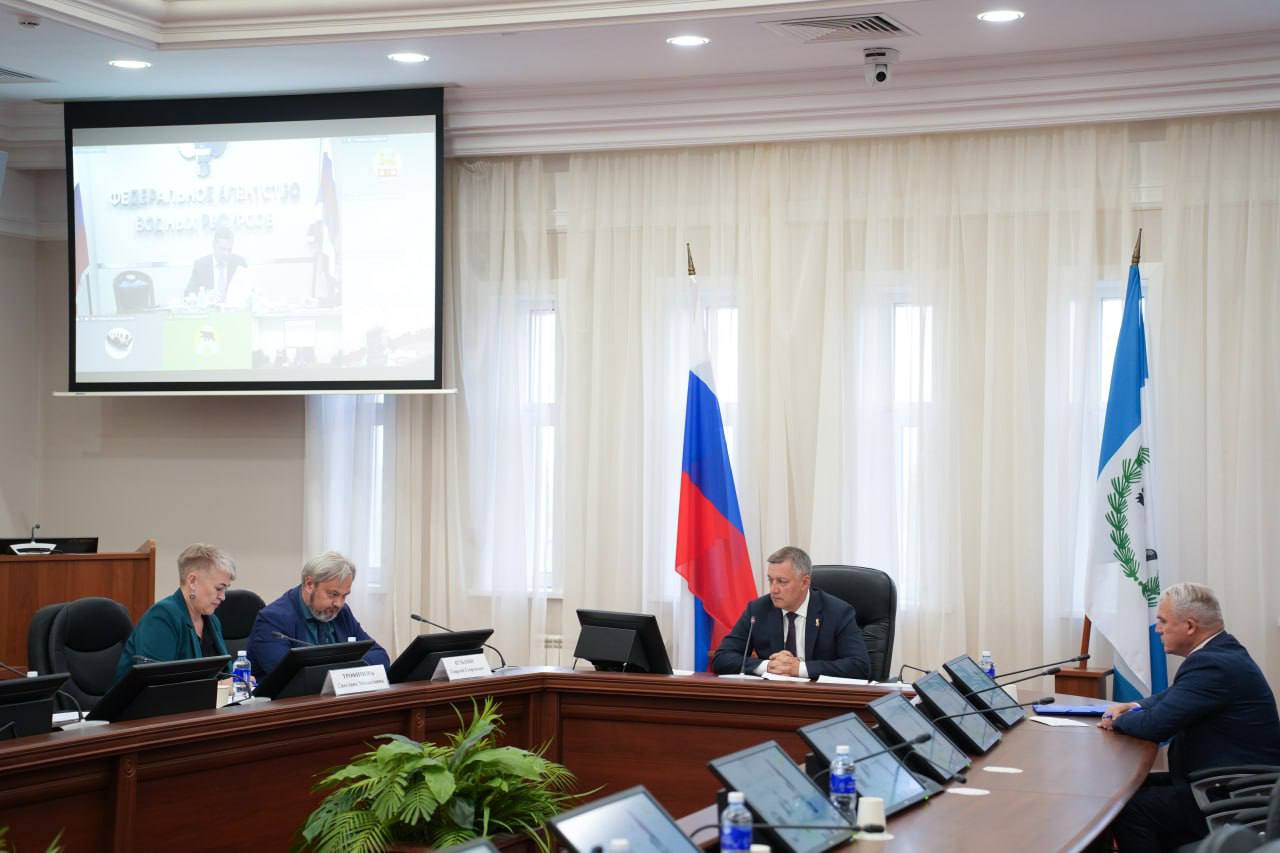 Росводресурсы поддержали проект по берегоукреплению озера Байкал в городе Байкальске Губернатор Иркутской области Игорь Кобзев и руководитель федерального агентства водных ресурсов Росводресурсы Дмитрий Кириллов обсудили проект по берегоукреплению озера Байкал в Байкальске. Совещание прошло в формате видео-конференц-связи. Проектом предусмотрено берегоукрепление озера Байкал общей протяжённостью 2,8 километра. Первый участок проходит от устья реки Солзан до устья Харлахты, его протяжённость 1,3 километра. Протяженность второго участка составляет 1,5 километра, он проходит от устья Харлахты до устья ручья Красный. В соответствии с программой социально-экономического развития Байкальска предельная стоимость берегоукрепления составит 1,12 миллиарда рублей. Дмитрий Кириллов в рамках совещания подтвердил, что Иркутская область получит средства на данный проект. «Министерство природных ресурсов и экологии Иркутской области уже направило в адрес Росводресурсов заявки на финансирование этого мероприятия. Сейчас мы с федеральными коллегами обсуждаем сроки получения средств, чтобы приступить к работам как можно раньше», — сказал Игорь Кобзев.