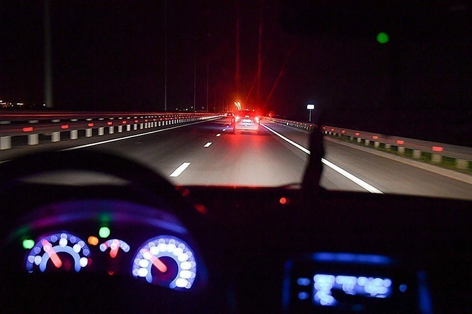 В России может появиться новый вид перевозок райдхелинг Это перевозка частных лиц на личных авто через цифровые платформы И такой вид деятельности предлагают официально включить в Транспортную стратегию РФ в качестве самостоятельной услуги По мнению общественной организации Объединение самозанятых России райдхелинг необходимо поставить в один ряд с такси и каршерингом Авторы инициативы утверждают что в стране сложилась ситуация при которой миллионы частных водителей выполняют функцию общественного транспорта Их число достигает 5 млн человек Эти люди помогают компенсировать нехватку автобусов в регионах и работают в непогоду Подписаться на truekpru Читать нас в MAX