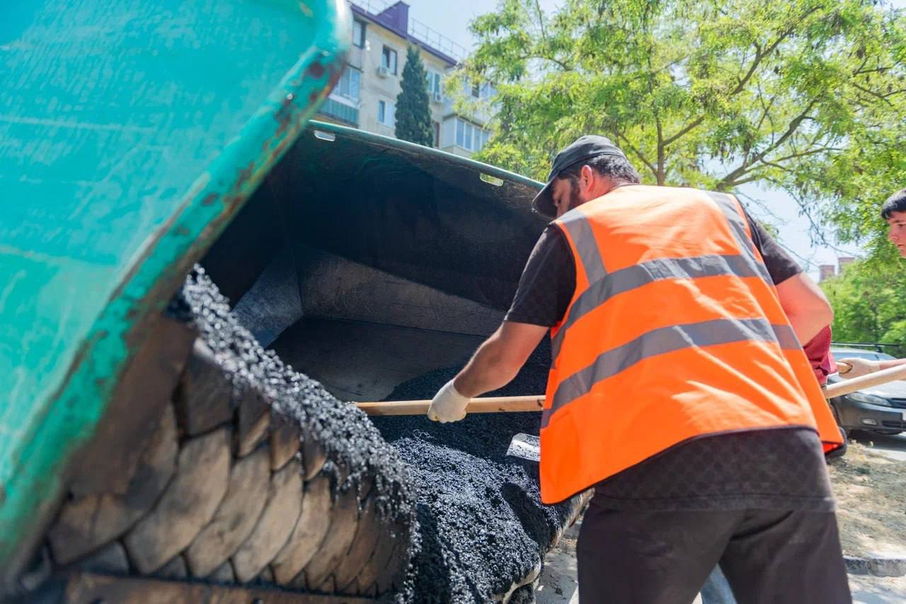 В Севастополе начнут обустройство дорог к домам участников СВО «Напомню, в Полюшке мы выделили землю для наших воинов и их семей. Люди строят здесь дома, и очевидно, что нужно приводить в порядок территорию», — отметил глава региона Михаил Развожаев. Дорожной инфраструктуры в этом районе ранее не было, ее необходимо создавать с нуля. В то же время капитальное строительство дорог пока нецелесообразно из-за активной застройки. Южная служба новостей