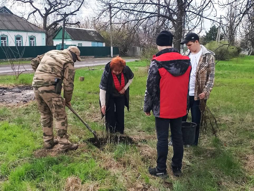 В ДНР росгвардейцы приняли участие в акции «Сад памяти»    Военнослужащие и сотрудники Росгвардии вместе со школьниками и представителями местной администрации высадили 50 саженцев липы и рябины в память о героях Великой Отечественной войны.   В 2025 году международная акция «Сад памяти» проходит уже в шестой раз. С марта по июнь участники акции высадят по всей стране более 27 млн деревьев.   #80летПобеды
