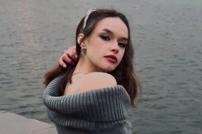 В больнице Екатеринбурга скончалась 19 летняя студентка сбитая на перекрестке в начале июня Милена около семи месяцев была в бодрствующей коме не могла двигаться и разговаривать Она со временем даже узнавала родных и близких Мама девушки до конца верила в то что ее дочка вернется к привычной жизни Но 31 декабря родные получили известие о ее гибели Об этом КП Екатеринбург рассказала бабушка Милены В 19 00 у Милены остановилось сердечко Прощание состоялось 6 января сообщила КП Екатеринбург бабушка студентки Милена была студенткой колледжа УрГЭУ Обучалась по специальности Право и судебное администрирование 20 июня 2026 года она должна была выпуститься и получить диплом После колледжа девушка хотела продолжить обучение на экономиста предоставлено родными девушки   Подпишись на КП Екатеринбург Мы в Max