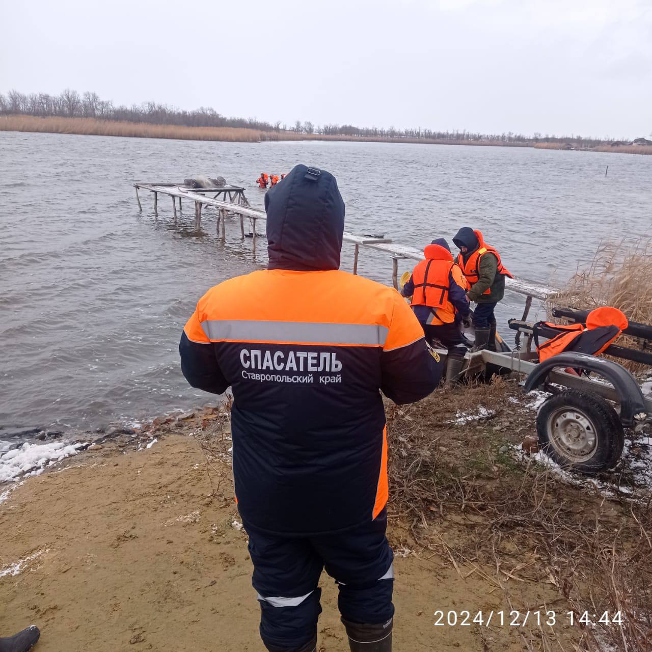 Тело утонувшего рыбака нашли спасатели на Ставрополье.  12 декабря житель Красногвардейского округа отправился порыбачить к реке Калалы, но домой не вернулся. Его лодку нашли у берега.   На протяжении 11 дней спасатели обследовали берег и акваторию реки. Вчера они нашли тело мужчины и передали сотрудникам полиции, сообщает ПАСС СК.