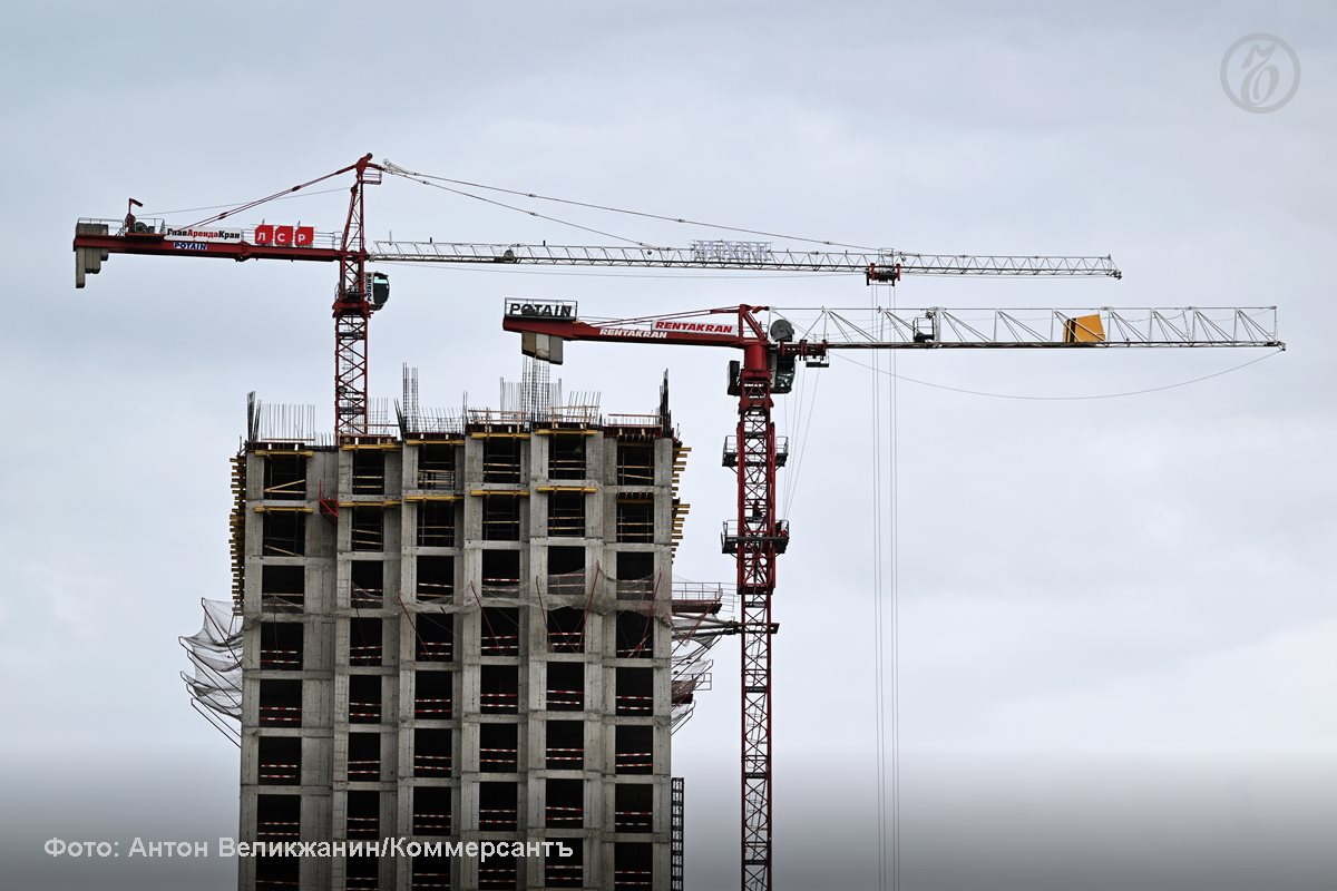 Средняя стоимость первичного жилья в границах старой Москвы в 2025 году достигла 800 тыс руб за 1 кв м Год к году она выросла на 29 Динамика роста стала рекордной за последние пять лет Цены на новостройки в старой Москве выросли несмотря на снижение продаж Это объясняется тем что с рынка исчезают бюджетные предложения Девелоперы сокращают темпы вывода новых проектов ориентируясь на строительство объектов не ниже бизнес класса По мнению экспертов в 2026 году рост цен продолжится из за сокращения предложения и роста себестоимости строительства Ъузнал