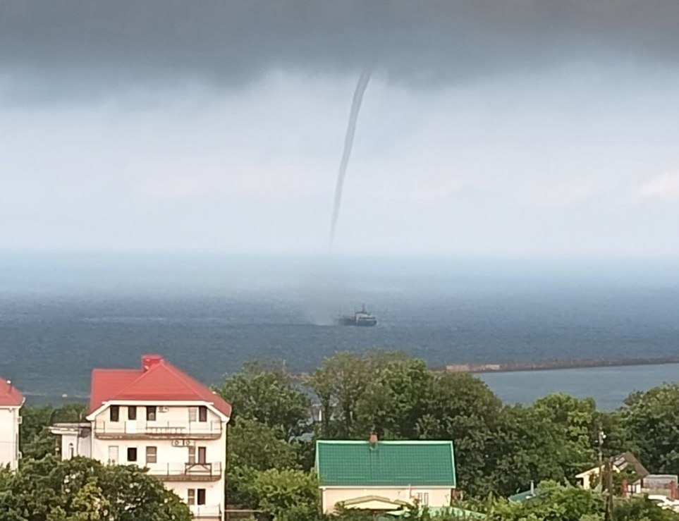 Смерч над морем запечатлели на видео в Краснодарском крае Атмосферный вихрь появился над акваторией недалеко от берега Туапсе. Работа Авто Медицина
