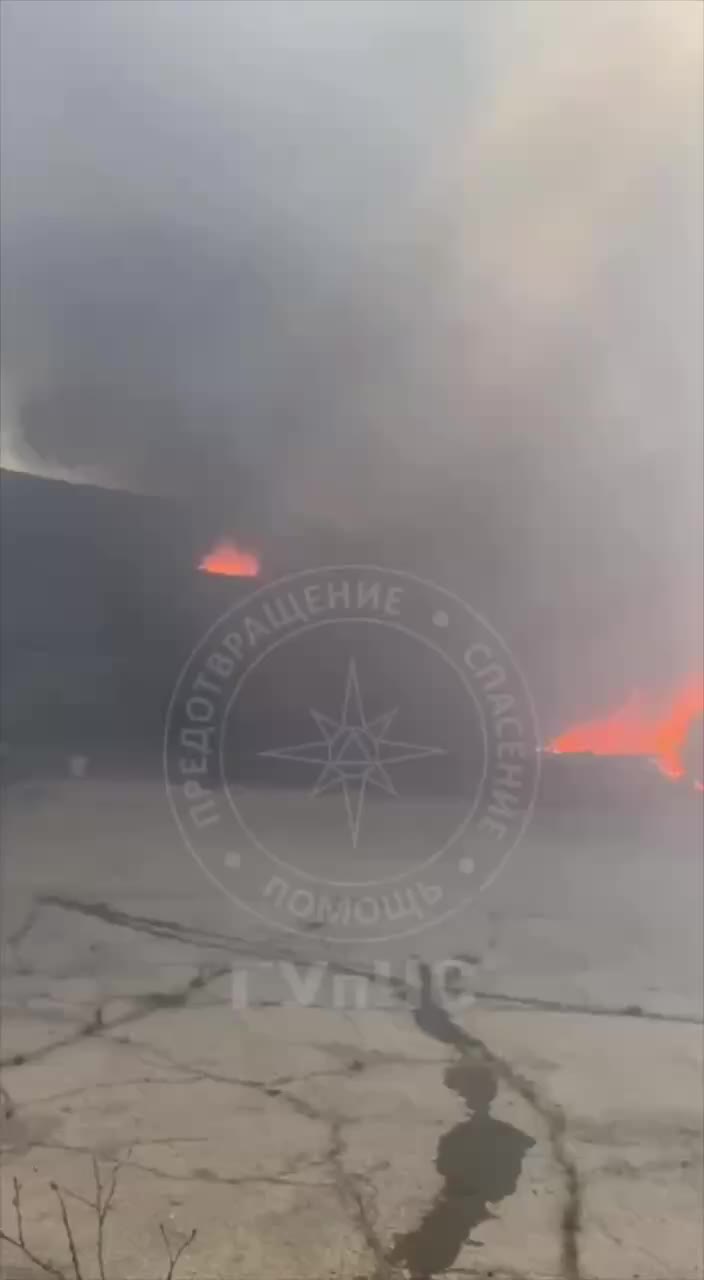Пожар в Тирасполе: пожарные борются с огнем на сортировочной линии