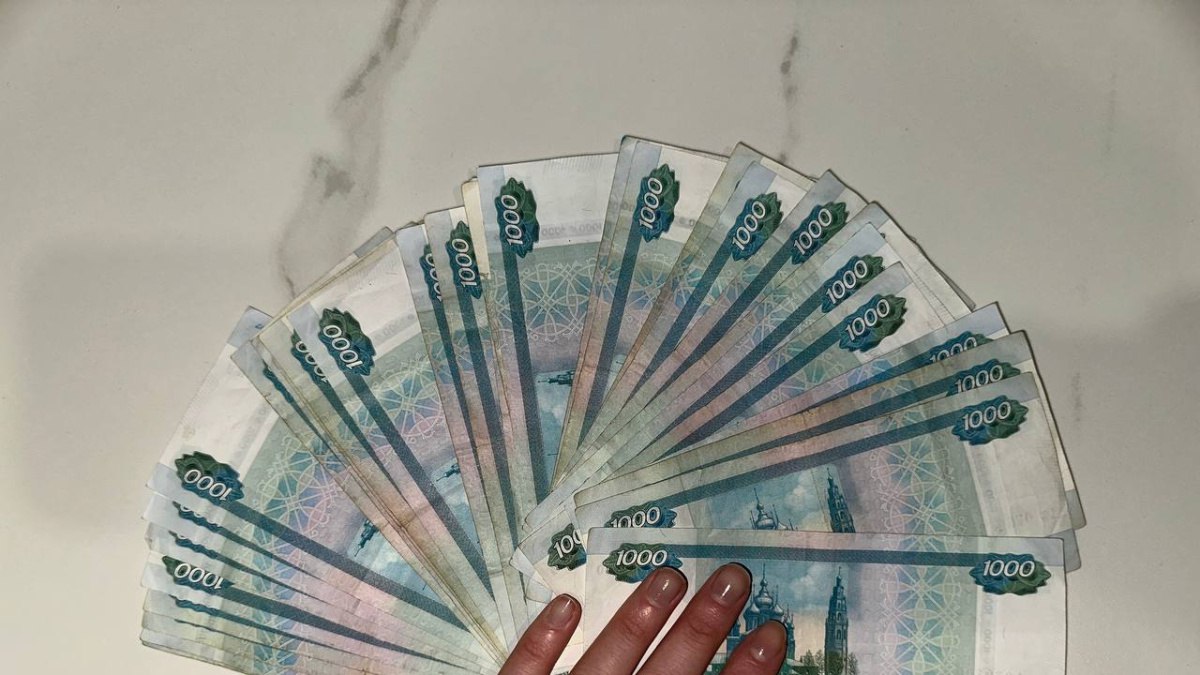 Тольяттинец лишился 1,5 млн рублей, инвестировав их в воздух 54-летний мужчина стал жертвой мошенников, потеряв крупную сумму денег под предлогом выгодных инвестиций, которые злоумышленники ему пообещали. Будущей жертве позвонил неизвестный, представившийся сотрудником брокерской компании. Лже-финансист предложил выгодное вложение денег с гарантированным доходом. Доверившись звонку и не проверив информацию о фирме, тольяттинец перевел 1,5 миллиона рублей на указанный мошенником счет. Вскоре мужчина попытался вернуть свои деньги с "приварком", который ему обещали, но сделать этого не смог. "Брокер" перестал отвечать на звонки, а доступ к счету оказался заблокирован. Осознав, что стал жертвой аферы, пострадавший обратился в полицию. Следствие возбудило уголовное дело. Полиция проверяет детали мошеннической схемы и ищет злоумышленников. : ГТРК Самара