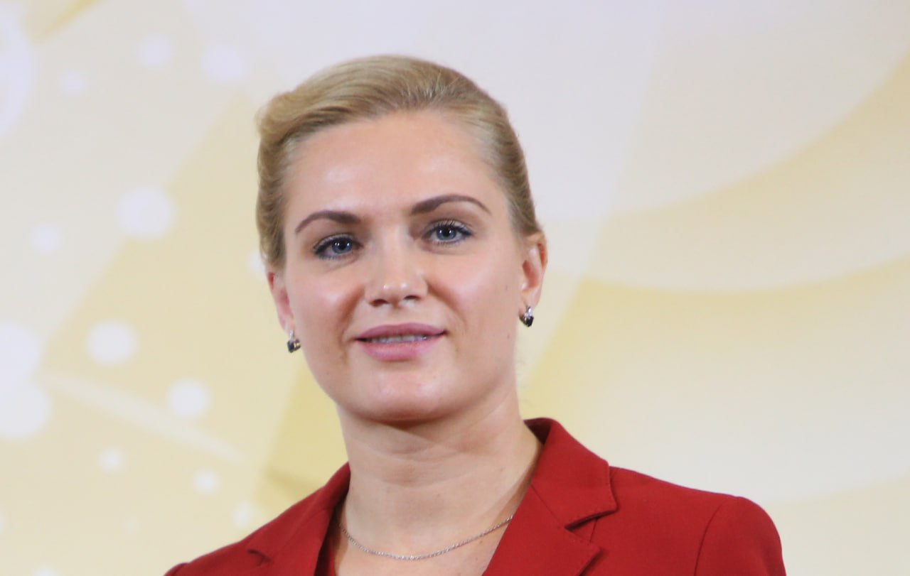 Александр Хинштейн может выдвинуть чемпионку ОИ в сенаторы от региона, пишет РБК Врио губернатора может направить в Совфед Евгению Ламонову, а нынешний сенатор от Курской области Алексей Кондратьев может представить в верхней палате парламента Тамбовскую область. Кадровые перестановки ожидаются в сентябре после губернаторских выборов, рассказали РБК три источника. Один из них сообщил, что у Кондратьева в 2020 году возникли проблемы с политической карьерой, но он смог её перезапустить благодаря участию в СВО. Евгения Ламонова выиграла золотую медаль Олимпийских игра в Пекине в 2008 году в командном зачёте по фехтованию на рапирах. Спортсменка — уроженка Курчатова Курской области. Подпишись на «Говорит Москва»