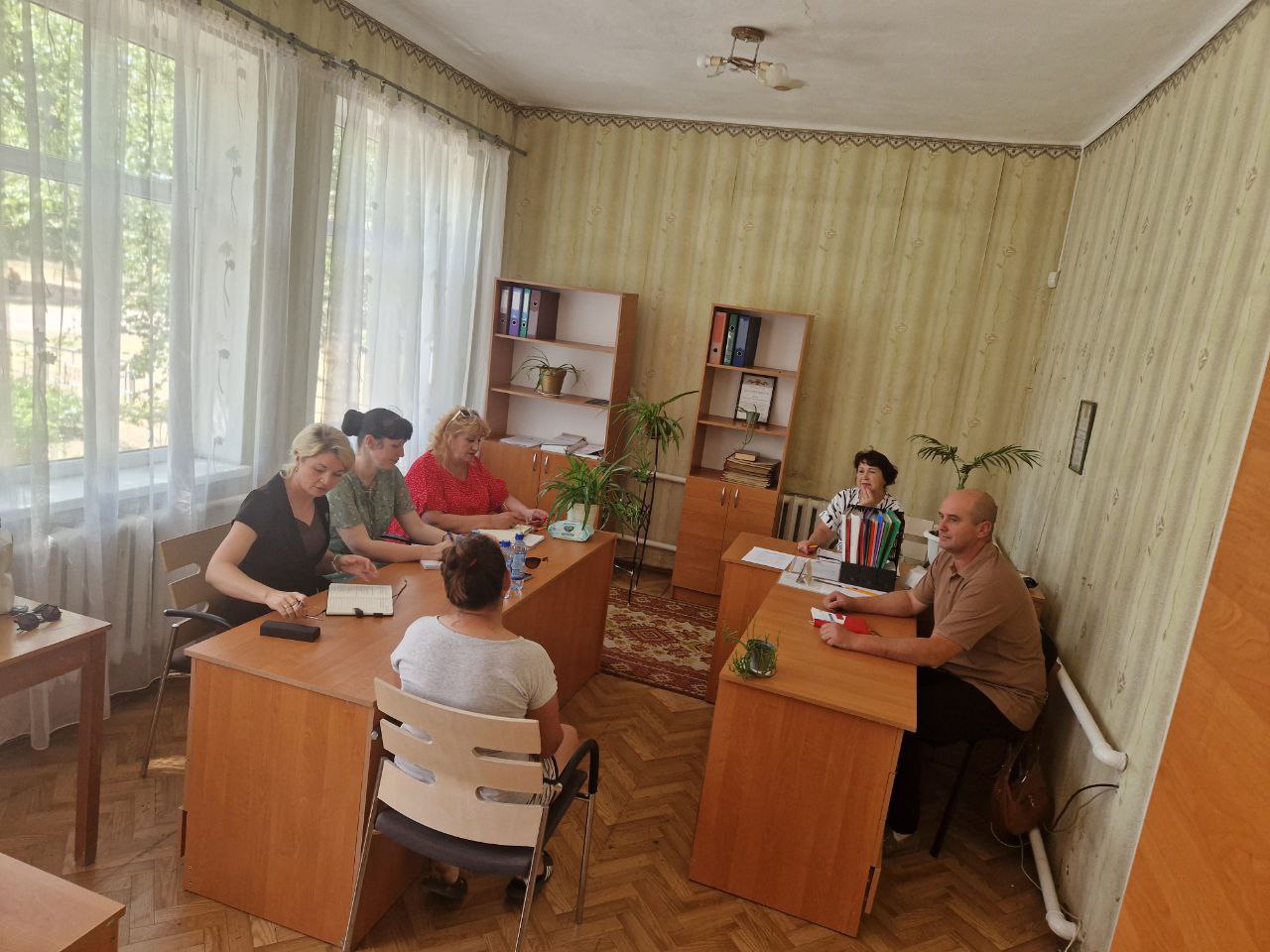 ‼ В Александровке Скадовского округа обсудили социальные вопросы жителей По обращениям граждан в село был организован выезд сотрудников социального отдела Администрации. В рамках мероприятия состоялись встречи с местными жителями. Депутаты и представители администрации детально разбирали каждую проблемную ситуацию, предлагая варианты решений и оказывая консультационную помощь. ПОДПИСАТЬСЯ НА ТАВРИЮ
