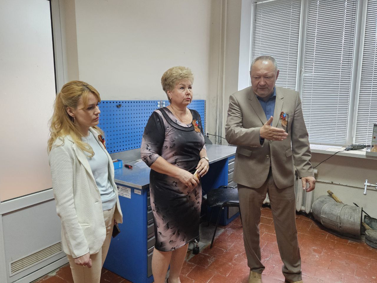 Вместе с коллегой-сенатором от ЛНР Дарьей Лантратовой посетили луганский протезно-ортопедический завод, где ознакомились с его деятельностью и достижениями. Основная задача этого предприятия заключается в производстве протезно-ортопедических изделий, ортопедической обуви и других средств реабилитации. Завод активно сотрудничает с фондом «Защитники Отечества», социальным фондом России по ЛНР, обеспечивая необходимыми средствами реабилитации людей с ограниченными возможностями, в том числе и участников СВО. Следует отметить, что в 2025 году на заводе было обновлено более 30 наименований оборудования, что значительно повысило качество и эргономику продукции. С начала года уже 1200 человек получили свыше 1500 изделий, что является важным вкладом в поддержку наших граждан. В ходе встречи говорили о новых технологиях, расширении возможностей. Вместе с тем при узкой специализации и уникальности профессий отметили кадровый дефицит. Обсудили также другие проблемы и пути их совместного решения.