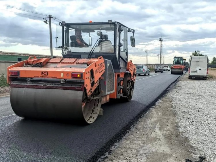 В Волжском отчитались о полном завершении дорожного ремонта КБиДХ администрации Волжского отчитался о завершении на 100 ремонта дорог в городе в рамках нацпроекта Инфраструктура для жизни Как сообщили Волжский ру в пресс службе городской мэрии документацию об итогах реализации нацпроекта в 2025 году специалисты разместили в системе Эталон В этом году было отремонтировано 28 дорожных объектов Специалисты обновили покрытие проезжей части на площади 221 4 тысячи м2 Тротуары отремонтировали на 25 7 тысячи м2 Вдоль дорог уложили всего 3 2 тысячи м новых бордюров обустроили 9 остановочных площадок На отремонтированных дорогах установили 889 дорожных знаков и 147 светофоров нанесли 9 2 тысячи м2 разметки Кроме того на дорогах города в этом году установили 38 новых остановочных павильонов Подробнее на Волжский ру   www volzsky ru index php wx 16 wx2 82365 ВолжскийРу волжский vlz