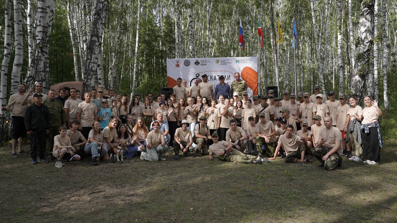 В Татарстане стартовал патриотический проект для молодежи Сегодня на острове Вертолётный в Спасском районе открылся масштабный образовательный патриотический проект. В этот день здесь стартовали два события: учебно-тренировочный выезд «Искатели павших» и республиканская профильная смена для подростков в рамках проекта «ОСТРОВ». Место встречи объединило более сотни участников. Это студенческие поисковые отряды Казани, активисты со всей республики, а также подростки от 16 лет, состоящие на учёте ПДН. Их ждёт насыщенная программа: от освоения поискового дела и военной подготовки до навыков выживания в природе и командных творческих заданий. Работа продлится до 14 августа — впереди лекции, мастер-классы, тренировки и встречи с экспертами, которые помогут участникам не только получить новые знания, но и испытать себя в полевых условиях.