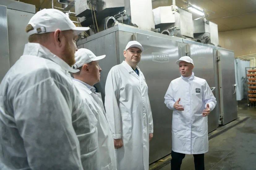 Врио губернатора Евгений Солнцев ознакомился с работой Орского мясоперерабатывающего комбината Сегодня, 5 июля, врио губернатора Евгений Солнцев работает в Орске. Глава региона посетил «Орский мясоперерабатывающий комбинат» и встретился с генеральным директором Константином Шкуратовым. - «Орский мясоперерабатывающий комбинат» имеет существенный потенциал и большое значение для экономики региона. По итогу реализации масштабного инвестиционного проекта в особой экономической зоне «Оренбуржье» будут увеличены объёмы производства и созданы 250 новых рабочих мест. Это яркий пример того, как совместная работа Правительства области и бизнеса способствует развитию региона и повышению благосостояния наших жителей, - сказал Евгений Солнцев. На полях Петербургского международного экономического форума было подписано соглашение о стратегическом развитии комбината. Компания приняла решение о реализации крупного инвестиционного проекта на территории особой экономической зоны «Оренбуржье» в городе Оренбурге. Объем инвестиций составит 1 млрд рублей. Компания «Орский мясоперерабатывающий комбинат» основана в 2017 году. На сегодняшний день занимает второе место в Оренбургской области по объёмам мясопереработки, товарооборот в 2024 году составил 2,6 млрд руб. В начале года Правительство Российской Федерации поддержало увеличение площади особой экономической зоны «Оренбуржье». По оценкам экспертов, это одна из самых динамично развивающихся ОЭЗ в стране. На сегодняшний день в ОЭЗ «Оренбуржье» зарегистрировано 22 резидента, до 2030 года планируется создать не менее 16 тысяч новых рабочих мест.