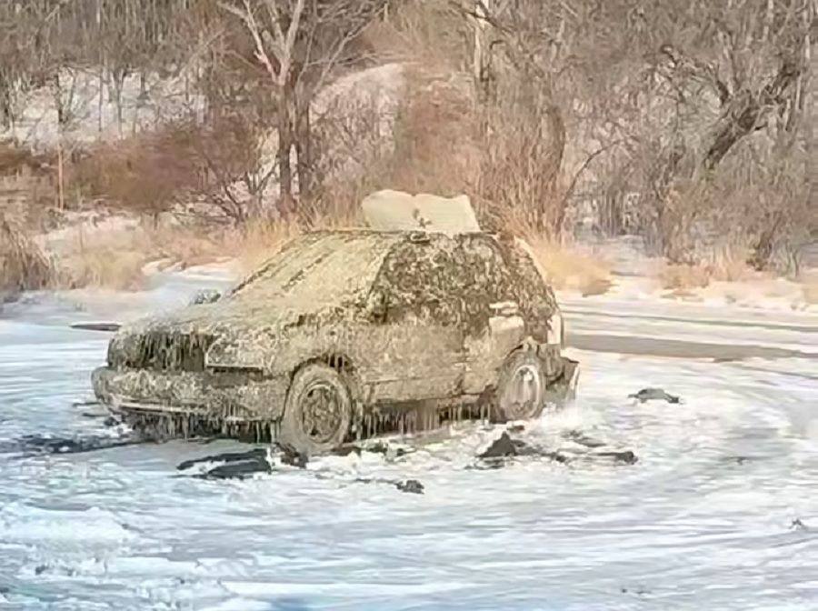 Видео подъёма затонувшего в Приморье год назад внедорожника рыбаков вызвало споры в соцмедиа Утонувший ещё прошлой зимой внедорожник подняли со дна в Тавричанке Видео с поднятой машиной форсится в социальных медиа Приморья Пользователи также делятся подробностями когда машина тонула в районе Тавричанского лимана год назад один человек смог выбраться а двое спастись не сумели Однако часть пользователей уверена что эти видео созданы искусственным интеллектом Прошлой зимой в районе Тавричанского лимана произошло две трагедии с погибшими рыбаками выехавшими на слабый лёд на своих машинах 30 декабря 2024 года супружеская пара погибла провалившись под лёд на своем внедорожнике Автомобиль спасатели обнаружили лежащим на глубине четырёх метров Из него водолазы и волонтёры извлекли тела погибших мужчины и женщины Толщина льда в месте трагедии составлял всего около пяти сантиметров Фото скриншот chp artem PRIMPRESS в MAX ДЗЕН ЧАТ БОТ