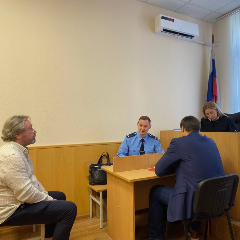 Суд мог оштрафовать донатившего «Команде Навального»  жителя Екатеринбурга на 12 миллионов рублей  Прокуратура потребовала для Андрея Кужелева штраф в размере 12 миллионов рублей — две его годовых зарплаты. Но защита настаивала на применении наказания в диапазоне от 300 до 700 тысяч рублей, предусмотренного соответствующей статьей. В итоге, Железнодорожный районный суда оштрафовал мужчину на 500 тысяч рублей.   Андрей Кужелев признал свою вину и объяснил, что совершил перевод средств, когда проживал в Испании и не был осведомлен о действующем запрете на финансирование организации. Он добавил, что целью доната была поддержка антикоррупционных инициатив, а не экстремистской деятельности.   «Команда Навального» признана экстремистской организацией и запрещена на территории России  Новости Екб тут
