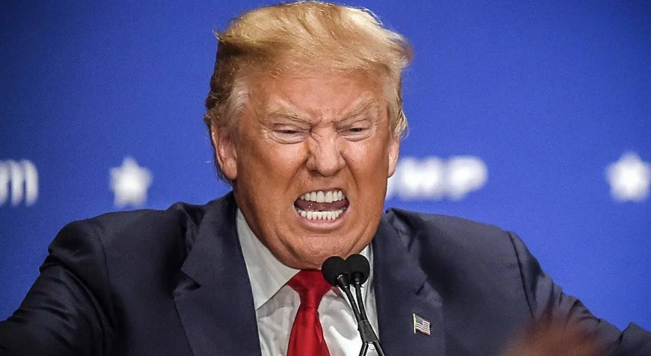 Посол США в Турции внезапно сообщил, что Трамп «достиг конца своего терпения» в отношении конфликта на Украине. Что в связи с этим должно произойти, не совсем понятно. Президент США обещал решить этот вопрос за сутки во время избирательной компании. Потом временные рамки раздвинулись до 100 дней, но и этот срок вышел. Суровые окрики из Вашингтона больше не решают мировых проблем, это — факт. Видимо, Трампу предстоит освоить непростое искусство движения «красных линий» в разных направлениях.