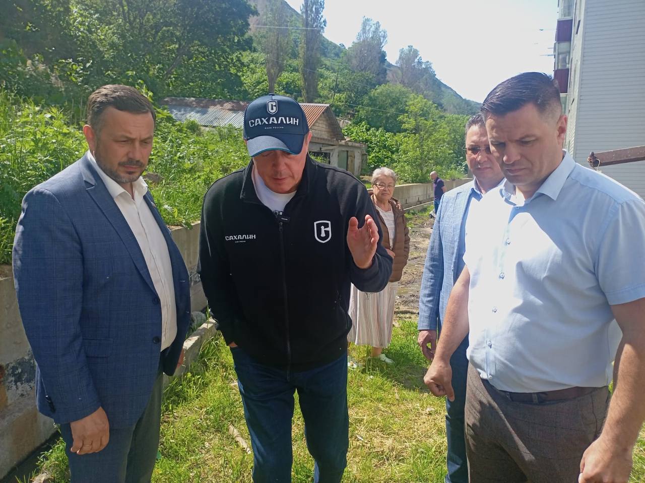 Валерий Лимаренко раскритиковал ремонт подвалов многоквартирных домов в Невельске. Глава региона во время своей сегодняшней рабочей поездки в район проинспектировал одно из помещений по улице Школьной. Здесь подрядчик целиком избавил помещение от грунтовых вод, залил полы бетоном, провел дезинфекцию и ликвидировал щели, через которые попадала вода, но не произвел замену коммуникаций. Теперь на объект специалистам придется вернуться - и до конца года поменять ветхие сети. Всего в Невельском районе необходимо привести в порядок 7 подвалов - через некоторое время ход работ обязательно проверят участники «Губернаторского контроля».