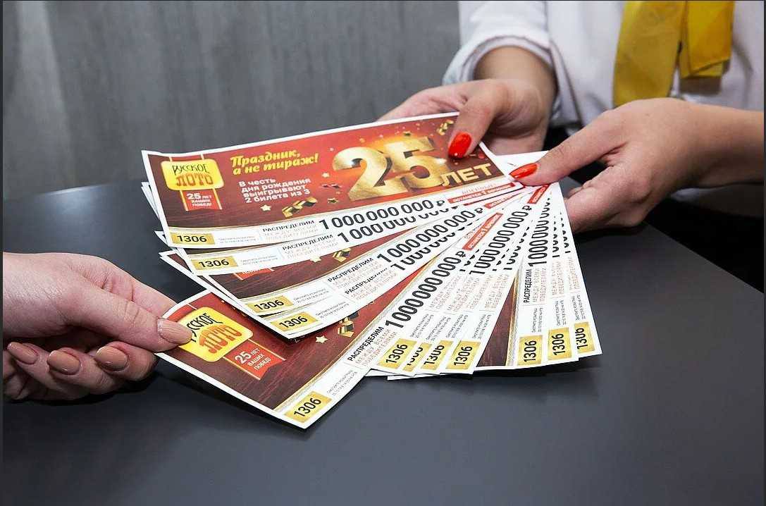 Промахнулись с удачей в Томске две продавщицы украли лотерейные билеты на 800 тысяч рублей В полицию поступило заявление о недостаче более 1000 моментальных лотерейных билетов на сумму свыше 800 тысяч рублей Оперативники установили что к хищению причастны две сотрудницы 2006 и 2007 годов рождения С марта по июль девушки использовали билеты без оплаты рассчитывая на крупный выигрыш чтобы покрыть ущерб Однако фортуна не улыбнулась и полученные суммы они потратили на личные нужды Возбуждены уголовные дела Подписаться на канал Предложить свою новость