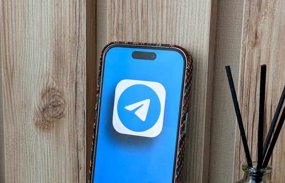 Вышел Telegram 11.11 для iOS и Android. Полный список нововведений Команда Павла Дурова представила очередное большое обновление мессенджера. Нововведения заметные, а об их полезности судите сами: • Маркетплейс. Пользователи могут продавать и покупать «редкие» подарки на встроенном маркетплейсе. В нем есть система перепродажи для коллекционных подарков. • Сториз. Появилась публикация несколько историй за раз. Видео длиннее 60 секунд теперь автоматически разбиваются на серию историй. Редактирование сториз стало удобнее и разнообразнее. • Автоперевод. Владельцы каналов могут активировать автоматический перевод контента на разные языки для пользователей из других стран. Человек зайдет в канал и сразу увидит посты на своем языке. • Бусты. Дуров уменьшил количество требуемых бустов для активации многих дополнительных «плюшек» в каналах. Скачать обновленное приложение можно уже сейчас в Apple App Store и Google Play Store, а также в виде APK с сайта Telegram. Версии для ПК обновятся позже.