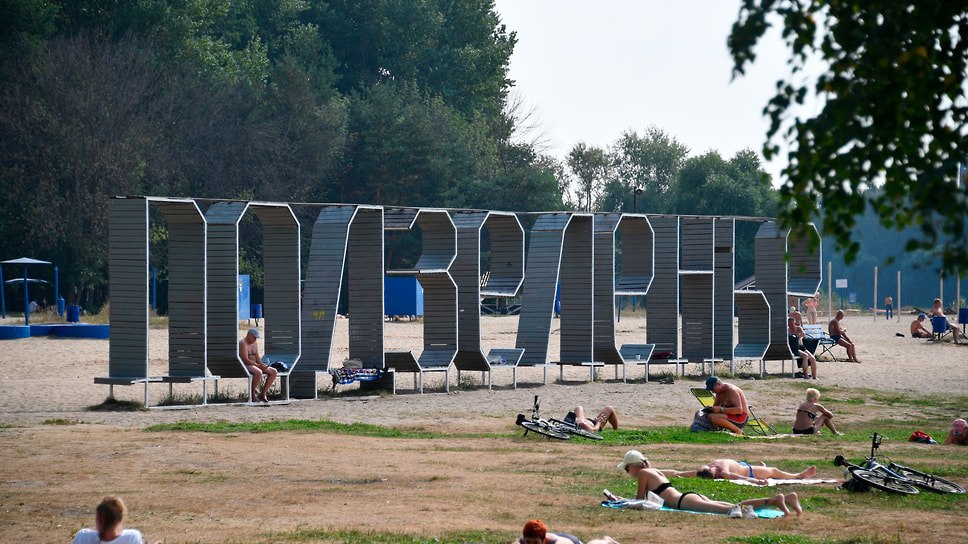 Премьерные показы документального спектакля «До свидания, девочки!» в Ярославле перенесли с Первомайского бульвара в парк Подзеленье. Организатор «Волга-групп» объяснил это необходимостью дополнительных мер безопасности. Показы пройдут с 22 по 29 июня в 18:30 и 20:30. Вход бесплатный, требуется регистрация на сайте «Волков. Подмостки». «По независящим от нас причинам, в связи с необходимостью обеспечения дополнительных мер безопасности, нас попросили изменить место проведения показа спектакля» — «Волга-групп». Фото: Эмин Джафаров/Коммерсантъ Еще больше новостей — в Telegram-канале «Ъ-Ярославль»