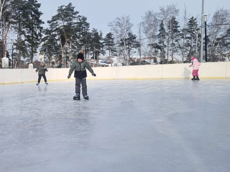 В области создаются условия для занятий зимними видами спорта и активного отдыха жителей всех возрастов Эта работа решает задачи госпрограммы Спорт России направленной на популяризацию физической культуры и привлечение к регулярным занятиям граждан В муниципалитетах региона катки открываются на стадионах в парках и скверах Так 21 января в Тамбове состоится торжественное открытие катка на стадионе Спартак Он будет работать в пятницу субботу и воскресенье с 18 00 до 21 00 В парке Дружбы за Тезиковым мостом в областном центре открыт большой уличный каток площадью 5 тысяч кв м Всего в Тамбове обустроят около 30 уличных ледовых площадок Бесплатный каток работает в парке семейного отдыха Дунайчик города Рассказово Он открыт ежедневно с 10 00 до 21 00 В Мичуринске на стадионе Локомотив каток действует с 19 января В Котовске бесплатный каток залит на центральной площади Каток с прокатом коньков появился на городском стадионе Фото администрация города Рассказово Наши новости в МАХ