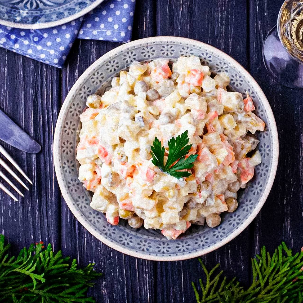 Оливье с алкоголем может навредить Кандидат наук Вялов рассказал что сочетание салата Оливье с водкой и сладким шампанским может спровоцировать острый панкреатит Алкоголь плюс жир худшая комбинация для поджелудочной Сахар в напитках только усугубляет нагрузку Более безопасный вариант сухое вино или шампанское брют   спасибо учителя а я и так без шампанского не все равно водка будет с оливье НМШ