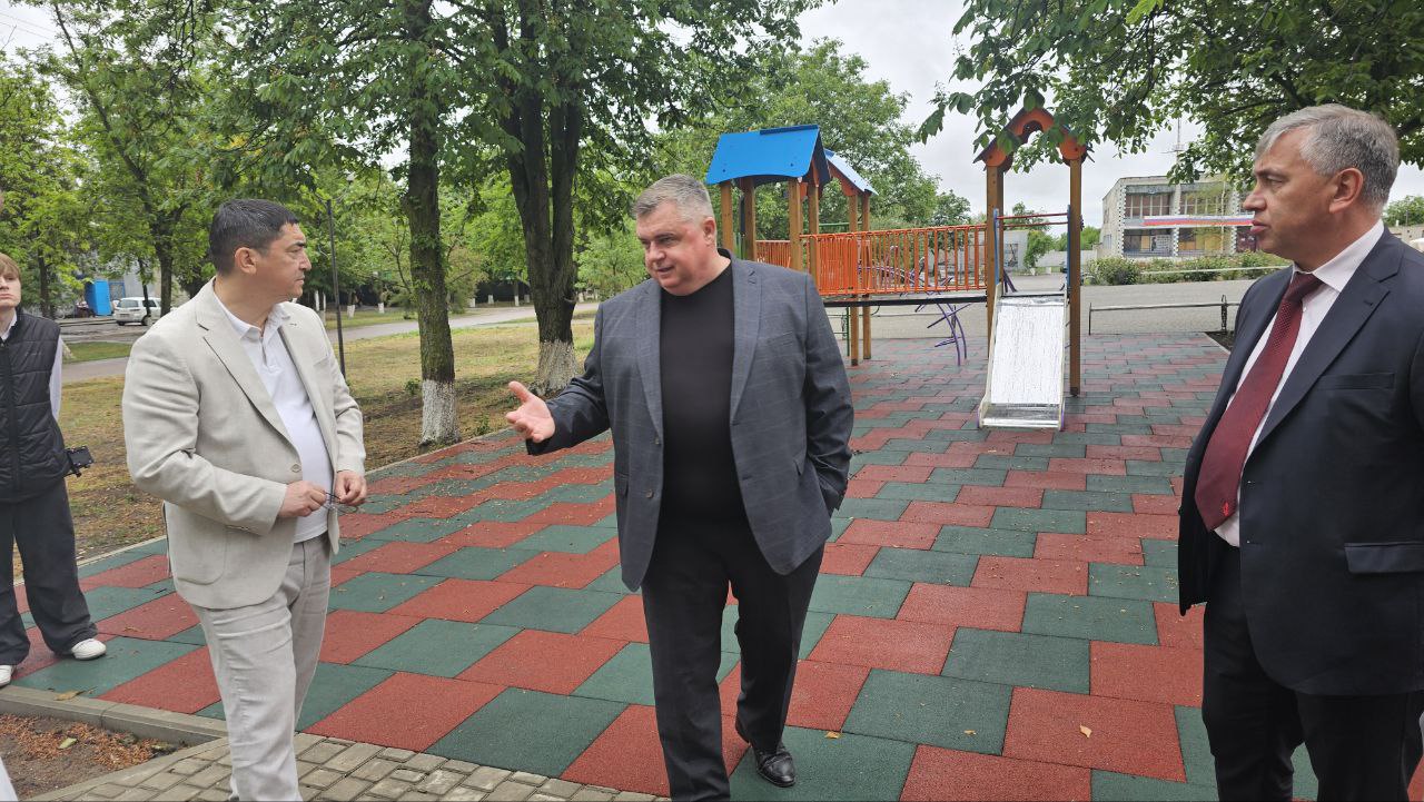«Формирование комфортной городской среды» под контролем «Единой России» С очередной проверкой координатор проекта «Городская среда» Энвер Абдураимов выехал на объекты вместе с представителями Минстроя Херсонской области, главами округов и сотрудниками администраций. В Нижних Серогозах работы завершены, недочёты устраняются. В Ивановке похожая ситуация: объект готов, замечания устраняют.