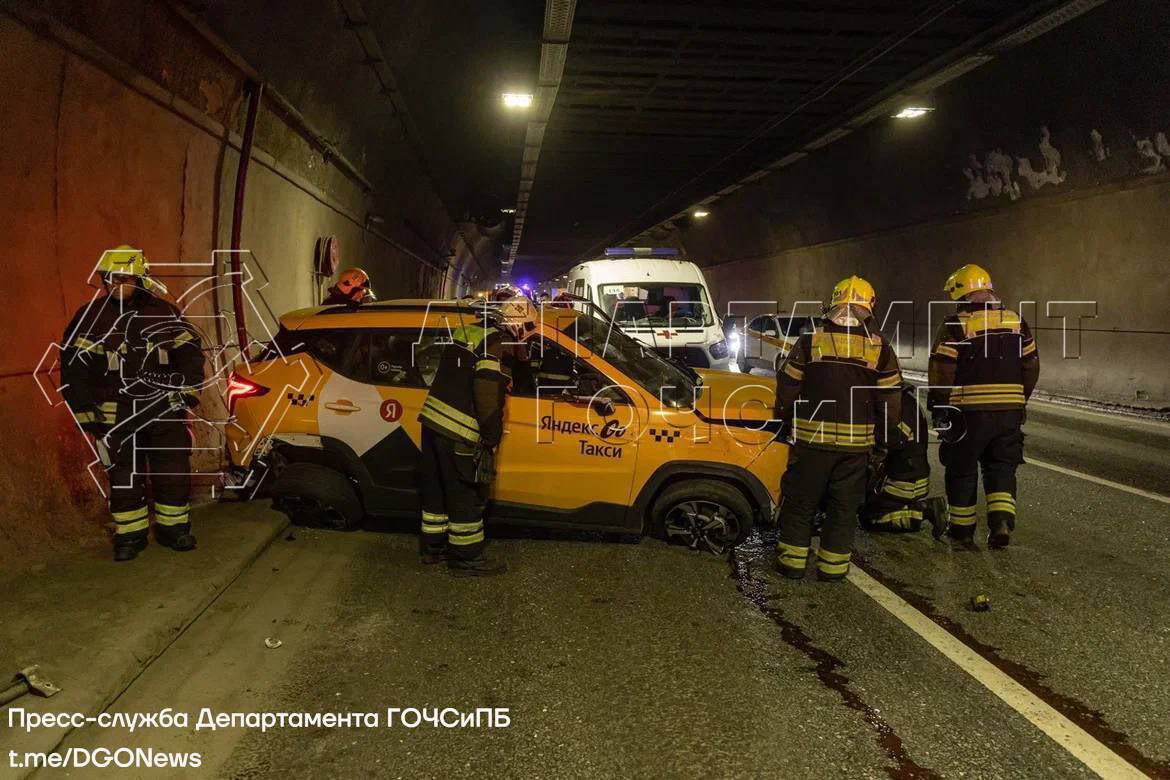 Два человека пострадали при столкновении двух автомобилей в Лефортовском тоннеле. Одна из машин опрокинулась в результате ДТП. Движение в тоннеле к настоящему моменту восстановлено. «Москва»