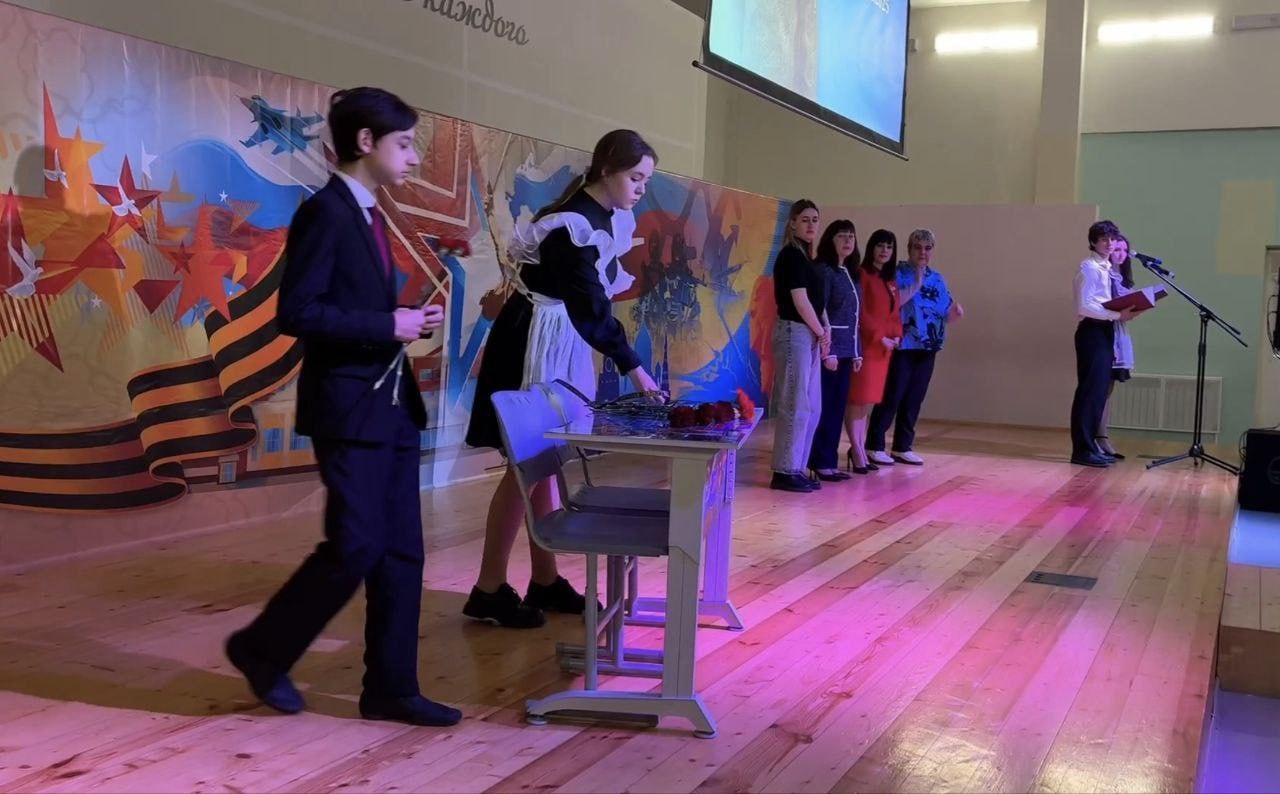 В Оренбург в школе 88 появилась Парта Героя посвящённая учителю физкультуры Ивану Светличному погибшему при выполнении боевой задачи в ходе СВО На парте размещена его биография как напоминание школьникам о мужестве и долге На церемонии были родные героя педагоги поблагодарили семью за сохранение памяти В этот же день новые участники отряда Юнармия приняли клятву Сейчас такие парты установлены уже в 20 школах Оренбурга