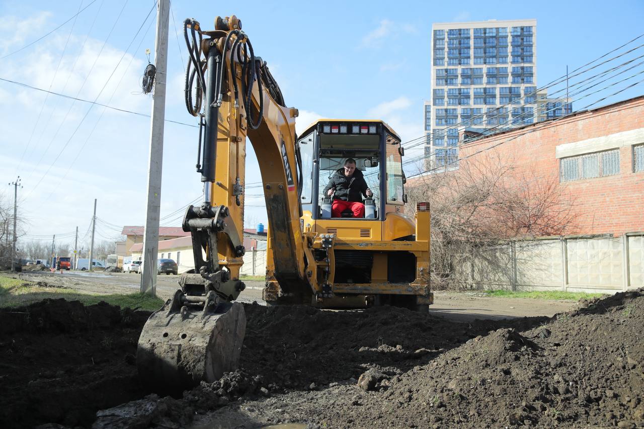 В Краснодаре начался ремонт дорог в рамках программы Развитие сети автомобильных дорог Краснодарского края сообщил мэр города Евгений Наумов Уже ведутся работы на участках Обрывная от Воронежской до дома 131 9 и дублёре ул Дзержинского от Покрышкина до Кореновской Всего отремонтируют 15 участков протяжённостью более 13 км включая Богатырскую от Восточного обхода до Сечевой Комарова от Тенистой до Лаперуза Тенистую от Российской до Комарова Циолковского от Гастелло до дома 7 Кожевенную от Кубанской Набережной до Скорняжной Майорский от Рашпилевской до Красной Краснодарскую пос Лазурный Воронежскую от Майкопской до Обрывной Гудимы от Ленина до Суворова Красина от Кубанской Набережной до дома 16 Атарбекова от Тургенева до Герцена Корницкого от Будённого до Промышленной Петровский от Ковтюха до Адыгейской Набережной Кубанские Новости Мы в MAX