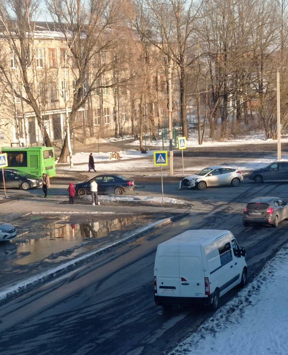 Два автомобиля столкнулись на перекрестке улиц Труда и Ипподромной в Пскове  Автомобили получили технические повреждения. Сотрудники Госавтоинспекции на месте происшествия пока отсутствуют.