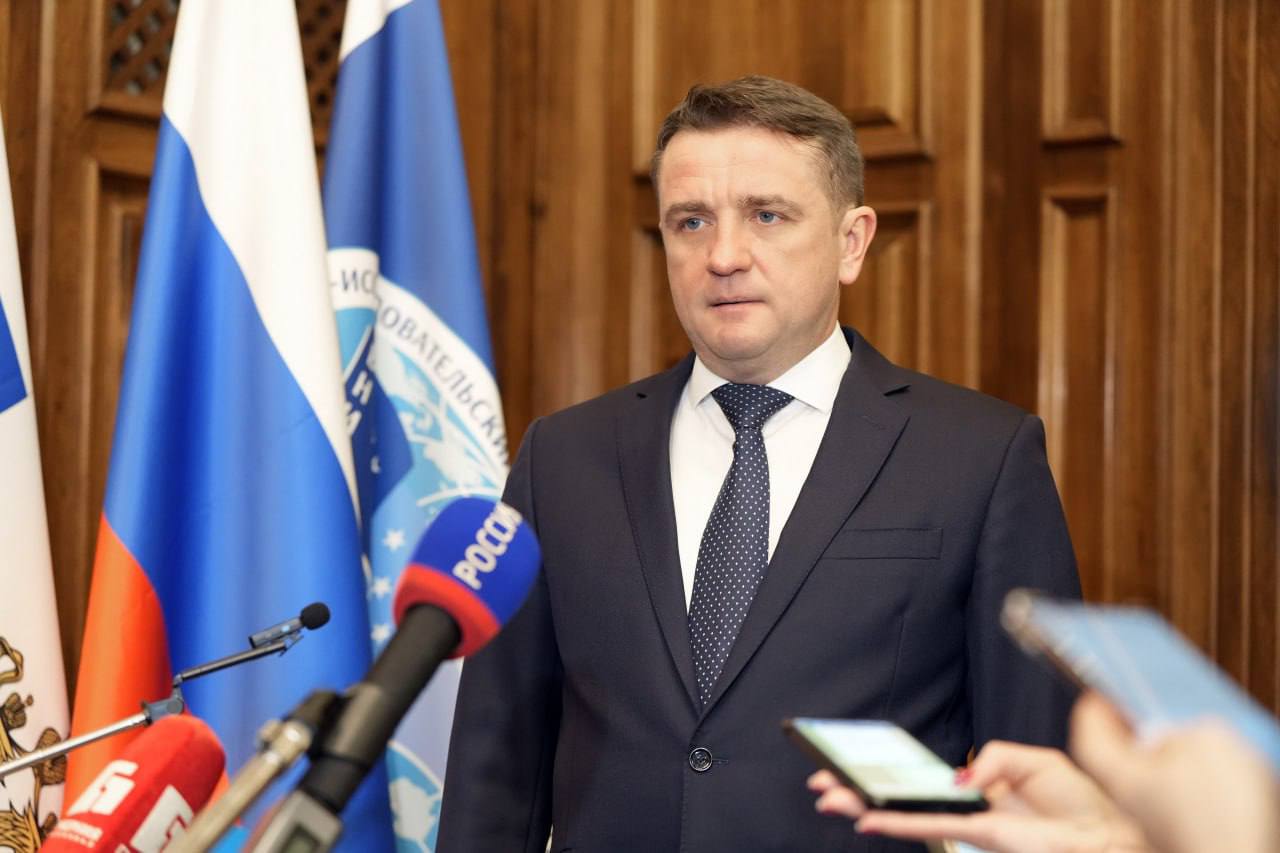 Росрыболовство подвело итоги программы обновления рыбопромыслового флота Росрыболовство сообщает о ключевых результатах программы инвестиционных квот уже построено 48 современных судов и 30 рыбоперерабатывающих заводов Всего в рамках программы планируется построить более 120 судов Параллельно продолжается перезаключение договоров пользования рыболовными участками уже оформлено около 500 договоров а основной поток заявок ожидается после Нового года В международной сфере планируется обсуждение с Норвегией снятия ограничений для российских рыбопромысловых судов В случае сохранения действующих санкций Россия рассмотрит ответные меры включая запрет на вылов для норвежских судов в российской экономической зоне Также ведомство изучает вопрос возможных ограничений для возрастного флота отмечая необходимость тщательной проработки этого решения поскольку оно может затронуть около 500 судов Фото Росрыболовство   AmurMedia Прислать новость