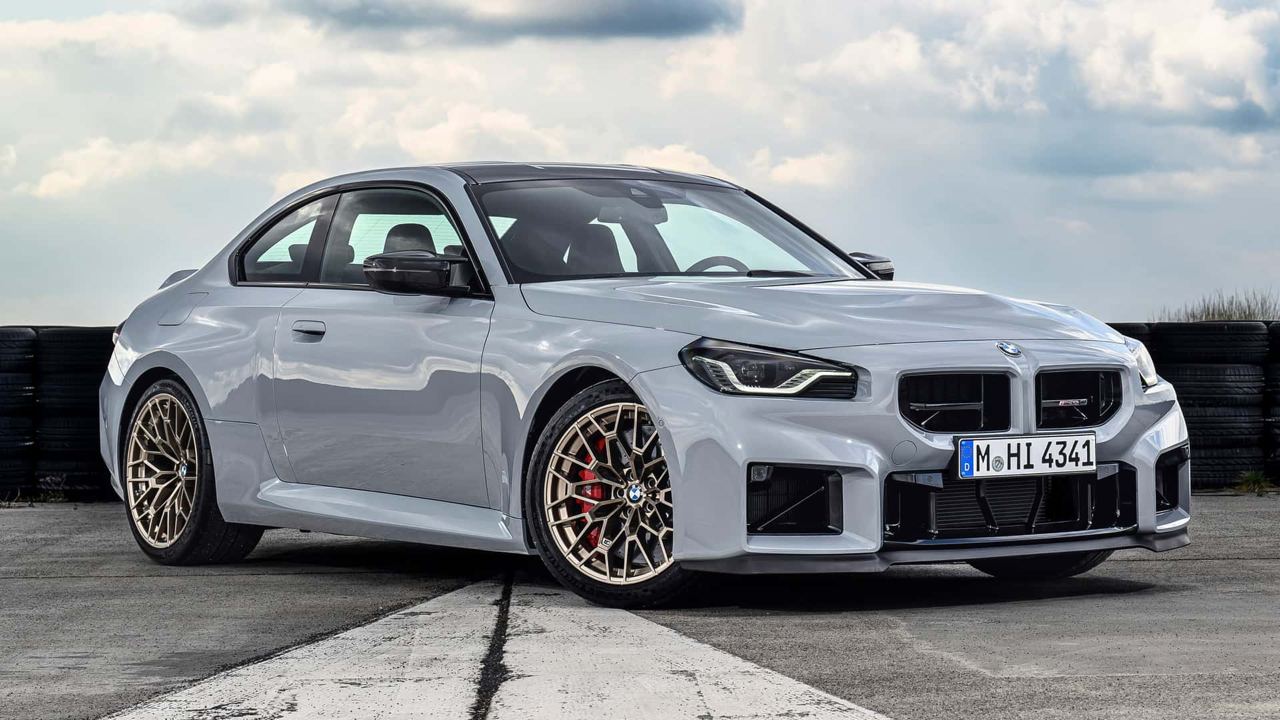 BMW показали новую M2 CS. Теперь это самое мощное заднеприводное авто M-серии. Трехлитровый двигатель выдает 530 л.с. Разгон до сотни за 3,8 секунды, максимальная скорость — 302 км/ч. Коробка только автоматическая, зато сиденья как у спорткаров. Продажи стартуют в конце лета. Цены на старте — от €115 тыс. ₽10,4 млн . Айтишник Подписаться