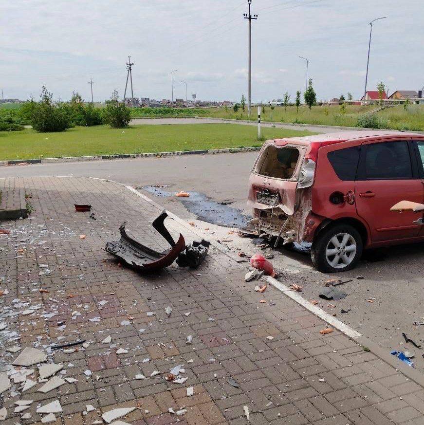 При взрыве дрона у «Пятёрочки» селе Таврово Белгородского района никто не пострадал.   По словам губернатора Белгороодской области, при взрыве помимо фасада и остекления магазина  осколками посекло три автомобиля.   В селе Никольское от ударов ещё двух беспилотников в одном частном доме выбиты окна, повреждены кровля и фасад, во втором — осколками посечены окно и фасад.    Подписаться на «Пепел»
