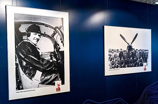 В аэропорту Красноярска открылась фотовыставка фотографий Алсиба В аэропорту Красноярска стартовала фотовыставка, посвященная легендарной воздушной трассе Аляска – Сибирь. Посетители стерильной зоны внутренних вылетов теперь могут увидеть редкие архивные фото времён Второй мировой. Об этом сообщает AVIA.RU со ссылкой на данные воздушной гавани. Снимки рассказывают о героической работе авиаторов, строительстве аэродромов и сотрудничестве СССР и США. Красноярск был конечной точкой маршрута — и сегодня он вновь в центре этой истории. aviaru.net/n282966