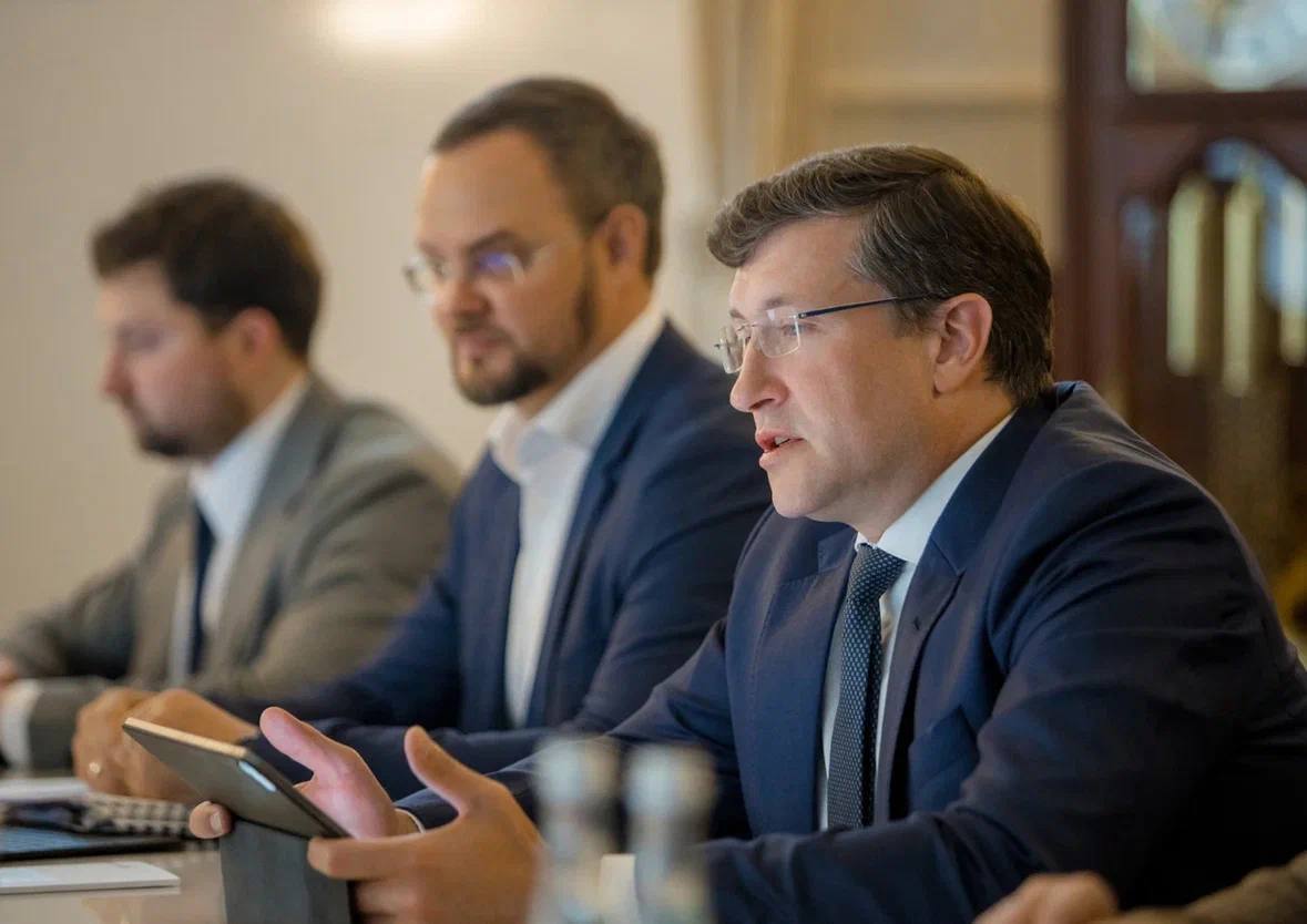 Сегодня обсудил с министром транспорта России Андреем Никитиным актуальные вопросы развития и поддержания дорожной сети в Нижегородской области. За время реализации нацпроекта «Безопасные качественные дороги» в нормативное состояние приведено около 6 тысяч километров дорог, еще около 100 км построено и реконструировано. Работа продолжается по новому нацпроекту «Инфраструктура для жизни». Также обсудили применение механизмов государственно-частного партнерства при создании сети обходов и дублеров центральных магистралей, которые сформируют новые масштабы Нижегородской агломерации на ближайшие 30-50 лет. С обходами будут связаны и новые точки развития жилищного строительства, будет повышена связанность территорий, в том числе с другими регионами. Рассчитываем, что это повысит логистический потенциал и приведет к еще более интенсивному росту экономики Нижегородской области. Регион активно использует все инструменты федеральной поддержки для развития транспорта. В рамках проекта комплексного развития городского электрического транспорта уже реконструированы 82 км трамвайных путей и три тяговые подстанции, поставлено 102 трамвая, в том числе два трехсекционных особо большого класса. Благодаря поддержке Минтранса России обновлен парк автобусов, закуплены электробусы. Продолжаем развивать межрегиональные авиаперевозки и сеть речного пассажирского сообщения.