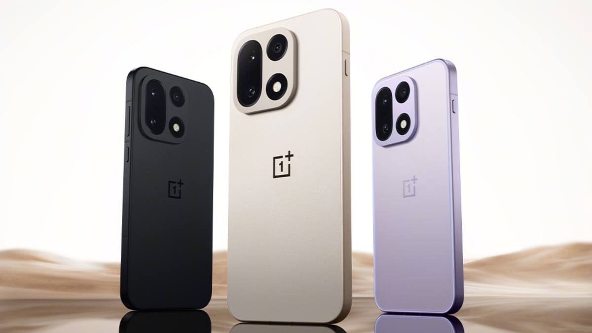 OnePlus представила свой новый флагман OnePlus 15 который унаследовал дизайн компактного OnePlus 13T с матовыми прямыми гранями плоским дисплеем и квадратным блоком камер со скруглёнными углами Смартфон получил Snapdragon 8 Elite Gen 5 с системой охлаждения на основе аэрогеля космического класса Ёмкость аккумулятора выросла с 6000 до 7300 мАч поддерживается быстрая зарядка мощностью 120 Вт и беспроводная на 50 Вт Аппарат оснащён 6 78 дюймовым LTPO OLED дисплеем с разрешением 1 5K и частотой обновления от 1 до 165 Гц а также тройной основной камерой на 50 Мп IMX906 ширик 116 телевик 3 5x и фронтальной на 32 Мп Предусмотрены варианты памяти 12 256 16 256 12 512 16 512 и 16 1024 ГБ Есть поддержка 5G NFC Wi Fi 7 и Bluetooth 6 0 защита от воды и пыли по стандарту IP66 68 69 69K а также ультразвуковой сканер отпечатков под экраном и распознавание лица Цена новинки начинается от 3999 юаней что примерно соответствует 44 500 рублям