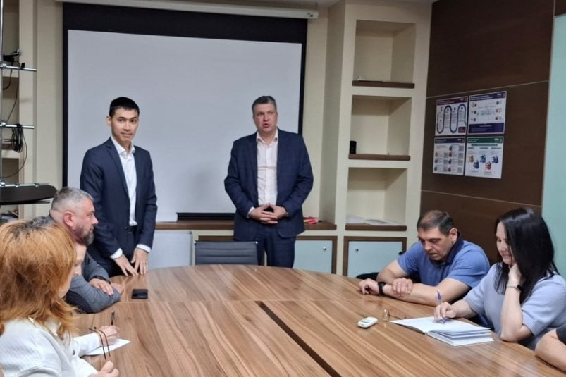Замминистра ЖКХ Приморья Максим Улайси возглавил ПЭО "Мне важно, чтобы предприятие работало в нужном русле и заняло почетное место среди краевых государственных предприятий сферы жилищно-коммунального хозяйства региона. Рад со всеми познакомиться и приступить к работе", — отметил новый глава экологического оператора. Напомним, недавно назначенного генерального директора КГУП «Приморский экологический оператор» Андрея Боровского, ставшего фигурантом уголовного дела, заключили под стражу сроком на 2 месяца. Ему вменяют растрату с использованием должностного положения. Причинённый им ущерб оценивается в 604 тысячи рублей. Фото: КГУП "ПЭО" PrimaMedia Прислать новость