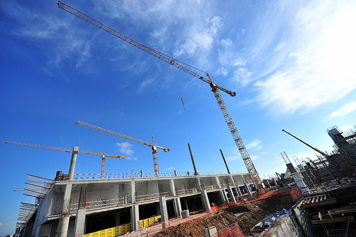 Минстрой России утвердил реестр объектов на 2026 2028 годы в рамках программы Строительство Реестр объектов капитального строительства на 2026 2028 годы являющийся частью госпрограммы Строительство подписан Минстроем России Об этом сообщил Заместитель Председателя Правительства Марат Хуснуллин Одна из наших важнейших задач это системное развитие инфраструктуры и повышение качества жизни граждан На её решении в том числе сфокусирован реестр объектов капитального строительства В его основе социально значимые проекты строительство и реконструкция автодорог создание новых мощностей в здравоохранении и образовании ввод современных культурных и спортивных объектов В 2026 году в рамках работы реестра планируется охватить более 1 тыс адресных объектов и мероприятий Финансирование будет обеспечено по линии 34 государственных программ и пяти непрограммных направлений сказал Марат Хуснуллин Реестр содержит как отдельные адресно указанные объекты так и сводные мероприятия Наибольшее количество объектов в наступающем трёхлетнем цикле более 300 запланировано в рамках программы Развитие транспортной системы Это строительство и реконструкция автомобильных дорог мостов и объектов железнодорожной инфраструктуры Значительный объём работ предусмотрен и по другим ключевым направлениям более 140 адресных объектов в сфере научно технологического развития около 100 в здравоохранении порядка 50 в культуре и около 40 в образовании Отдельным важным блоком идут около 90 адресных объектов по программе развития Крыма и Севастополя Формирование реестра осуществлялось в рамках подготовки федерального бюджета на 2026 2028 годы при совместной работе с ответственными исполнителями государственных программ и главными распорядителями бюджетных средств Приоритетом при формировании реестра как и ранее является своевременный ввод объектов в эксплуатацию Все переходящие проекты обеспечены финансированием что гарантирует их завершение и получение гражданами запланированных социальных и инфраструктурных благ Ключевыми критериями отбора объектов стали исполнение поручений Президента Российской Федерации и Председателя Правительства России снижение объёмов незавершённого строительства и приоритетное завершение переходящих объектов сообщил заместитель Министра строительства и жилищно коммунального хозяйства Юрий Гордеев Минстрой России выступает куратором комплексной госпрограммы Строительство и отвечает за координацию работ с 2022 года ассоциацияцентризыскания сроцентрпроектирования инженерныеизыскания проектирование proektirovschiki izyskateli sro ciz ru sro cp ru izyskateli info