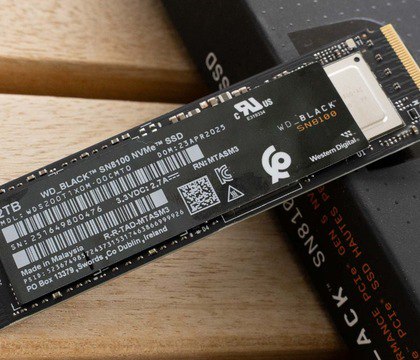 SSD накопитель WD Black SN8100 объемом 8 ТБ появился на официальном сайте SanDisk за 1020 евро Данный накопитель признан самым быстрым потребительским решением на рынке Некоторые ритейлеры уже даже указали дату начала поставок новинки Ключевым сигналом скорого релиза WD Black SN8100 с 8 ТБ памяти стало ее появление в каталоге SanDisk Накопитель представлен в двух вариантах комплектации с радиатором и без него