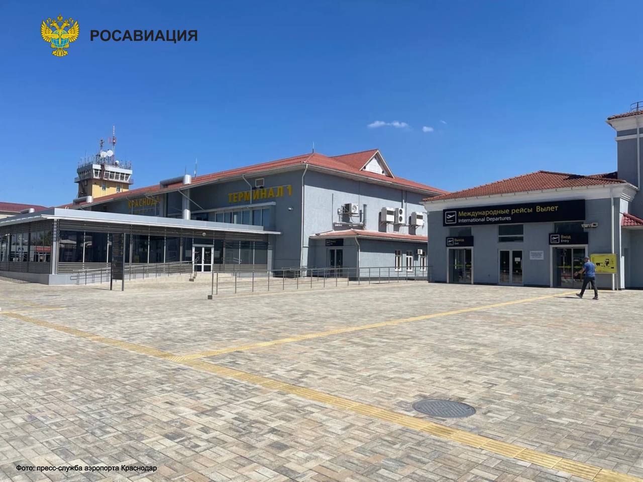 Росавиация открыла аэропорт Краснодара Полёты туда были запрещены с начала СВО Как сообщили в Росавиации аэропорт открыт для обслуживания рейсов с 9 утра За время пока он был закрыт там отремонтировали терминалы и рулёжную дорожку Краснодар Подпишись MoreOz Присылайте новости yurkaoz