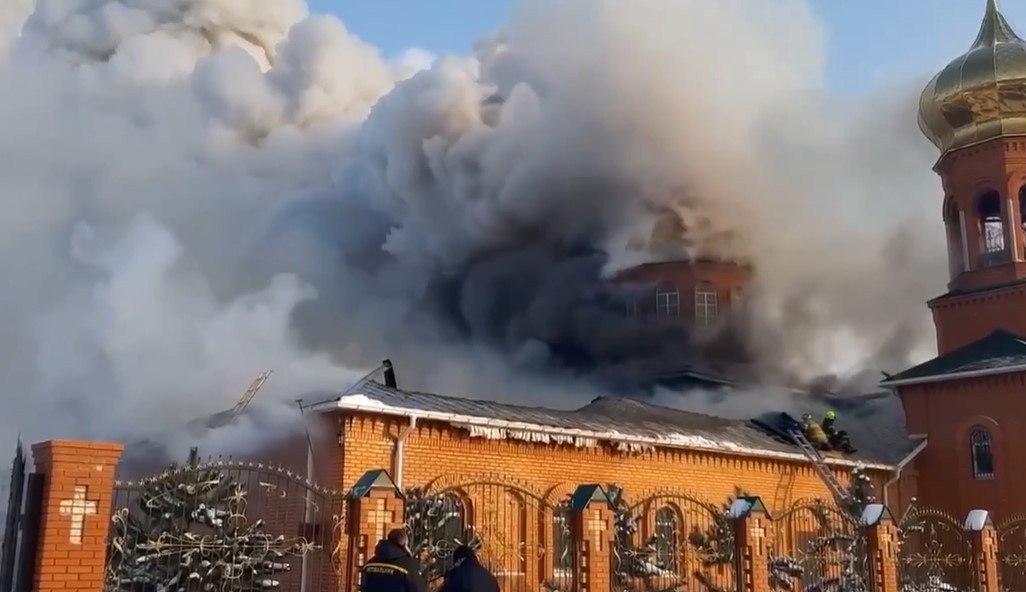 НА КИПРЕ ВО ВРЕМЯ ПОЖАРА СГОРЕЛ ХРАМ СВЯТОГО ИОАННА РУССКОГО   Из-за пожара на Кипре сгорел храм святого Иоанна Русского, сообщил сайт православных журналистов  СПЖ .  Согласно публикации, население успели эвакуировать. В селе по прежнему нет электроэнергии и власти пытаются исправить ситуацию с помощью генераторов. Пожарные ликвидируют возгорание. Сгоревшая церковь находилась на вершине холма, в 100 метрах от главного храма села – церкви в честь Пресвятой Богородицы.  В посвященный святому Иоанну Русскому храм приходили тысячи паломников, чтобы в молитве попросить о помощи.  Святой Иоанн Русский жил в XVIII веке. Во время Русско-турецкой войны 1711 он оказался в плену, а оттуда был продан в рабство. Иоанн вел святую жизнь, любил даже своих врагов, его уважали не только христиане, но и мусульмане.