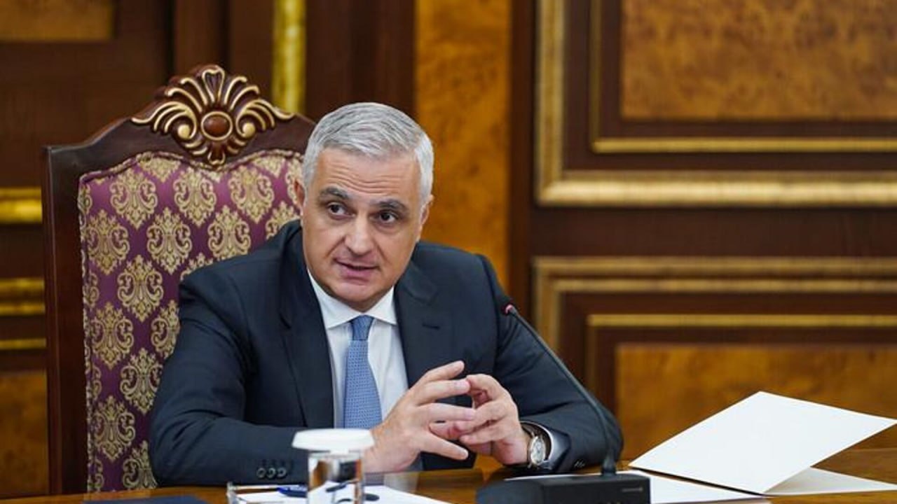 Вице премьер Армении Мгер Григорян призвал премьер министра Азербайджана Али Асадова воздержаться от использования термина Зангезурский коридор Вице премьер Армении Мгер Григорян в дистанционном формате принял участие в заседании Совета глав правительств СНГ В ответ на упоминание премьер министром Азербайджана Али Асадовым несуществующего термина Зангезурский коридор Григорян заявил что следует воздержаться от его использования Он подчеркнул что в контексте разблокировки коммуникаций следует применять определение Дорога Трампа во имя международного мира и процветания bagramyan26
