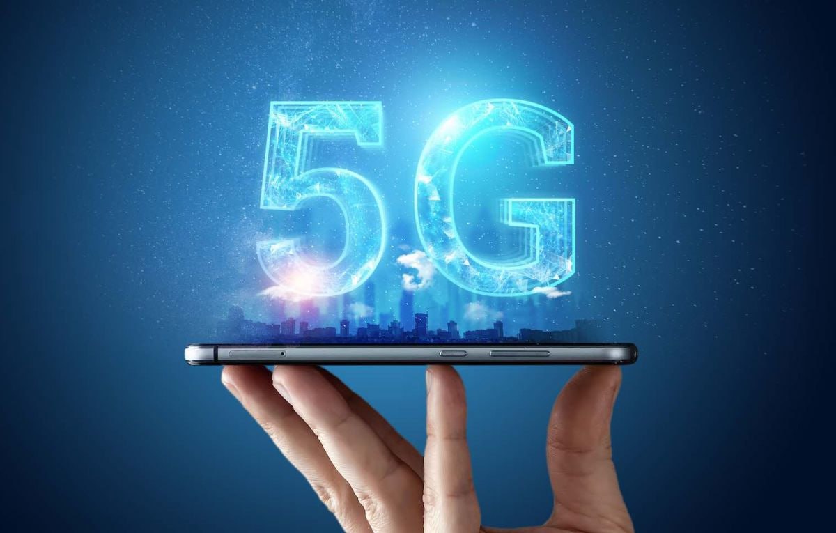 Решение о внедрении 5G будет принято уже в первом квартале 2025-го.  Об этом на ток-шоу «По существу» рассказал начальник управления электросвязи и регулирования радиочастотного спектра Министерства связи и информатизации Дмитрий Корзун:   Внедрение 5G позволит значительно увеличить скорость передачи данных, создать новые цифровые сервисы и укрепить позиции страны в сфере технологического развития. Однако прежде, чем сеть пятого поколения станет доступной пользователям, необходимо принять ключевые решения, касающиеся инфраструктуры, частотного спектра и безопасности.   Министерство связи активно взаимодействует с операторами и регулирующими органами, чтобы обеспечить плавный запуск 5G. Уже в ближайшие месяцы страна определит стратегию, которая задаст вектор развития цифровой связи на годы вперед.  «По существу». Полное видео смотрите здесь   «Минск-Новости» MINSKNEWS.BY Telegram Viber FB  VK Inst TikTok  YouTube