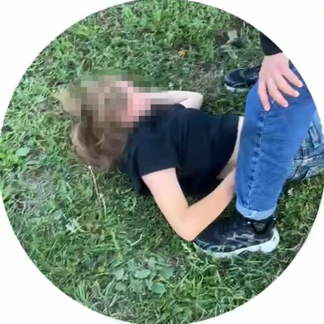 В Нижнеудинске полицейские установили участниц конфликта, бивших школьницу Сообщение о том, что две ученицы побили 12-летнеюю девочку поступило в дежурную часть полиции в городе Нижнеудинске ночью 3 августа. Сотрудники подразделения по делам несовершеннолетних оперативно установили личности обидчиц. Ими оказались две знакомые пострадавшей в возрасте 15 и 13 лет. Они были доставлены в отдел полиции и опрошены. Известно, что пострадавшая и ее оппоненты учатся в разных школах. По предварительным данным причиной инцидента стало грубое общение в социальных сетях. При этом обе обидчицы ранее привлекали внимание полицейских своим хулиганским поведением, а одна из них находится на соответствующем учете. Сотрудниками ПДН составлены протоколы для привлечения их родителей к ответственности по статье 5.35 КоАП РФ за неисполнение обязанностей по воспитанию несовершеннолетних. Пострадавшая с синяками направлена на медицинское освидетельствование, по результатам которого будет принято правовое решение.